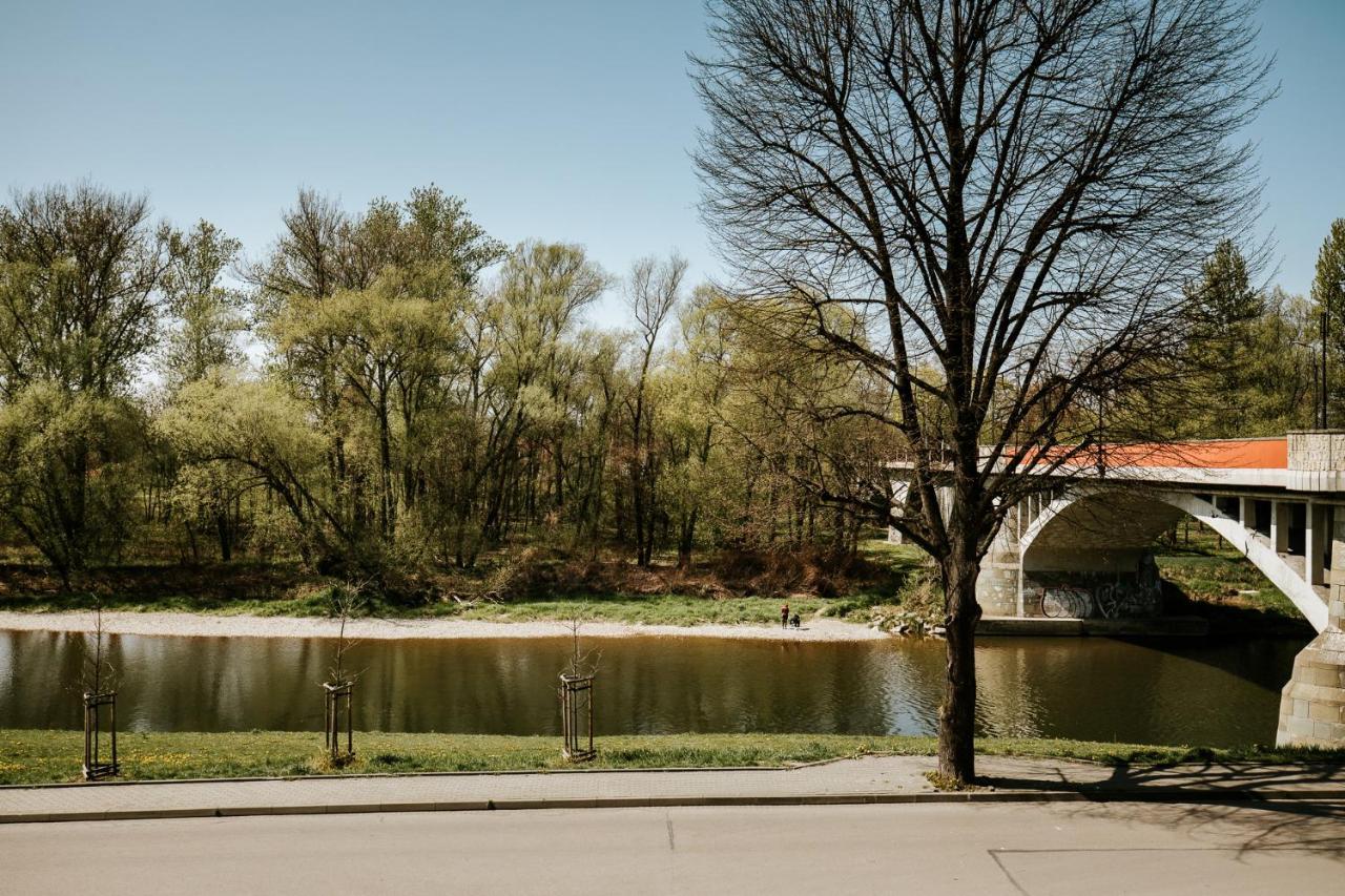 River Side 3/18 Apartment